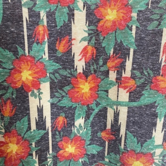 LuLaRoe The perfect T Floral short sleeve - Picture 2 of 5